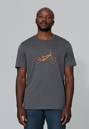 Grijs T-shirt met korte mouwen, voorzien van een grafisch ontwerp van een oranje fiets. De stof heeft een gladde textuur, met een ronde halslijn en een relaxte pasvorm.