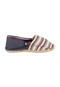 Espadrille avec une tige en textile rayé beige, rouge et bleu. Caractérisée par un talon en denim bleu, une semelle en jute et un design sans lacets.