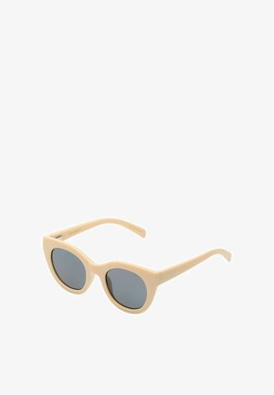 Lunettes de soleil beige forme œil-de-chat avec des verres foncés et des branches fines, inclinées pour montrer à la fois la vue de face et de côté.