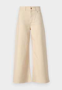 Pantalones de pierna ancha en denim de algodón beige claro, con una cintura alta, bolsillos delanteros y detalles de dobladillo deshilachado. Diseño minimalista y casual.
