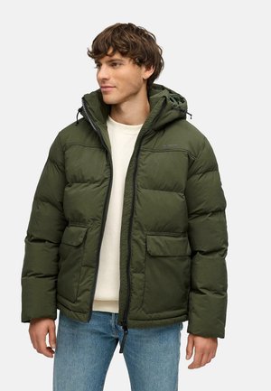 Giacca puffa verde oliva con cappuccio, chiusura zip e due tasche frontali. Realizzata in tessuto testurizzato con un design caldo e isolante.