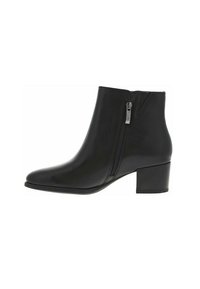 Botas negras de tobillo con un acabado de cuero suave, puntera redonda, cremallera lateral y tacón apilado. Diseño sencillo sin patrones visibles.