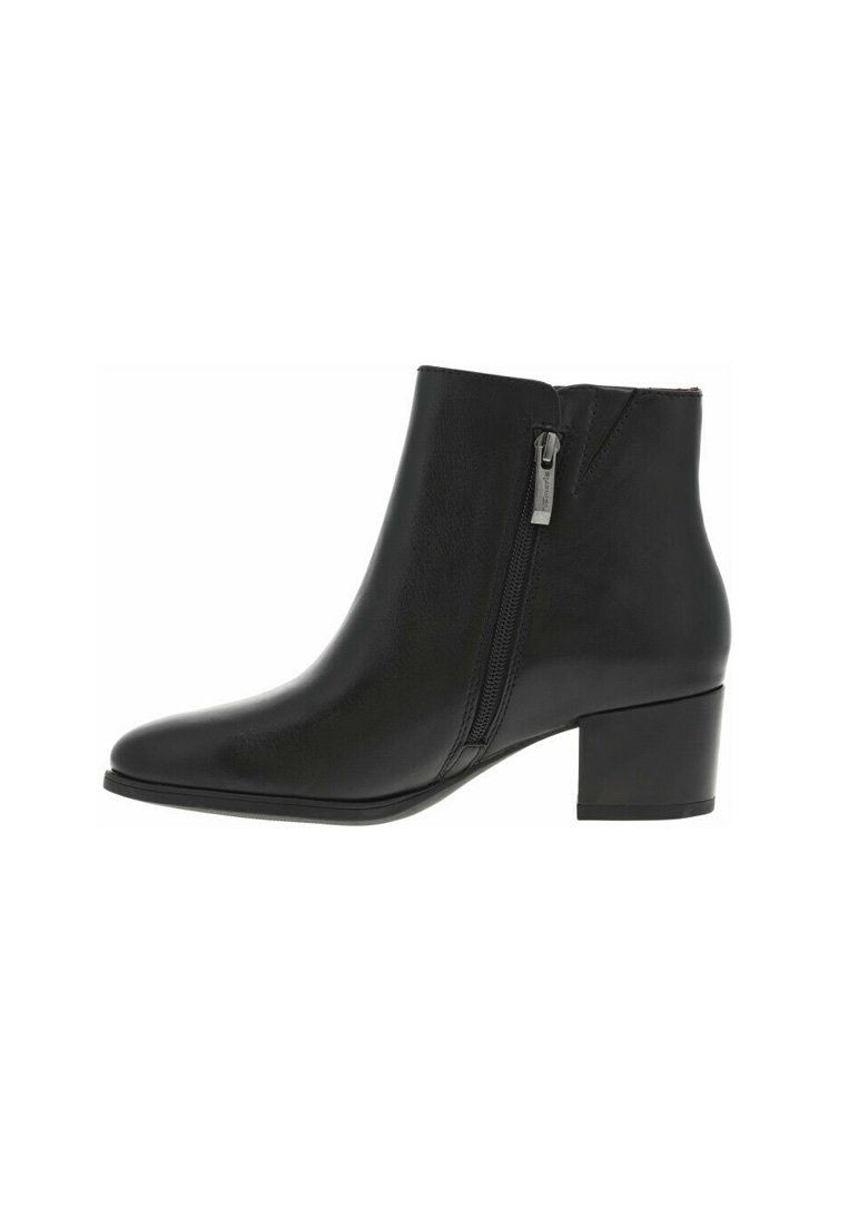 Botas negras de tobillo con un acabado de cuero suave, puntera redonda, cremallera lateral y tacón apilado. Diseño sencillo sin patrones visibles.