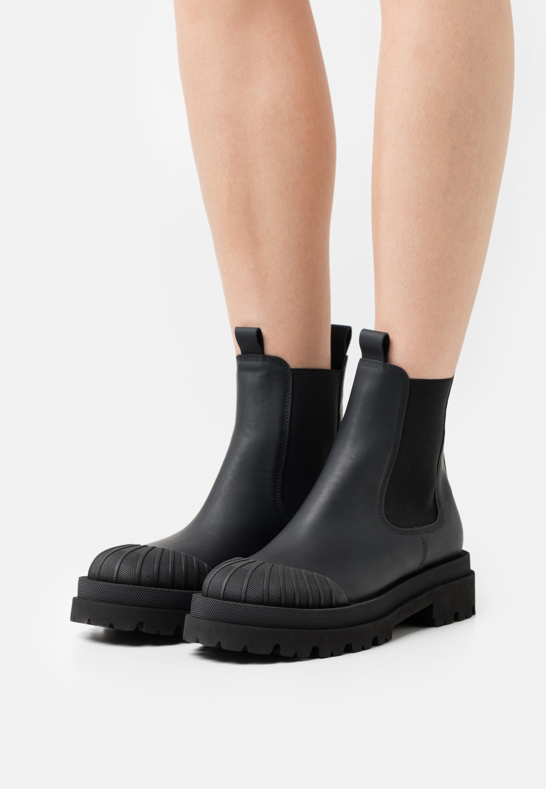 studio chelsea boots