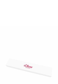 Caja de marca s.Oliver, forma rectangular, exterior blanco con logotipo y texto rojo "FASHION FOR LIFE", textura suave, diseño minimalista.
