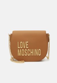 Borsa in faux leather color marrone chiaro con forma arrotondata, tracolla in catena dorata e logo "LOVE MOSCHINO" in rilievo sul davanti.