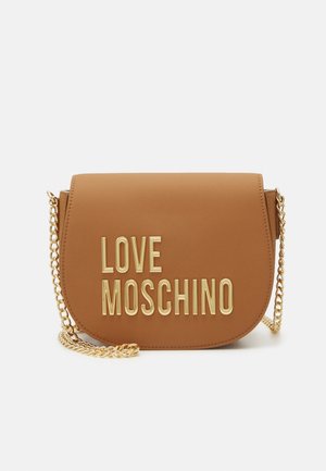 Hnědá faux kožená kabelka s kulatým tvarem, zlatou řetězovou rukojetí a embosovaným logem "LOVE MOSCHINO" na přední straně.