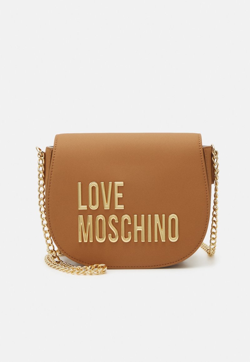 Borsa in faux leather color marrone chiaro con forma arrotondata, tracolla in catena dorata e logo "LOVE MOSCHINO" in rilievo sul davanti.