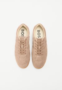 Brune semskede sneakers med en teksturert overdel, med runde detaljer, runde lisser og gummisåle; logo trykt på innersålen.