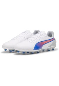 Scarpette da calcio bianche con un upper sintetico liscio, con una striscia decorativa blu e rosa, sei tacchetti blu sulla suola per una maggiore aderenza.