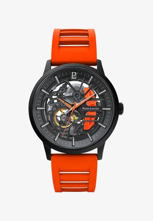 Skelettuhr mit einem schwarzen Metallgehäuse, orangefarbenem Gummiband und sichtbaren Zahnrädern. Verfügt über ein schwarzes Zifferblatt, detaillierte Stundenmarkierungen und ein Logo.