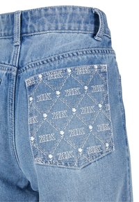 Jeans i ljusblå denim, med en mönstrad bakficka med vita logotyper och hjärtformade motiv, sydda detaljer och en klassisk passform.