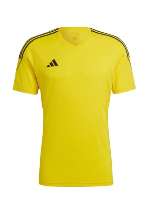 Geel sport T-shirt met korte mouwen, V-hals ontwerp, zwarte accentstrepen op de schouders en het zwarte Adidas-logo op de linkerborst.