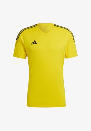 T-shirt atletica gialla con maniche corte, design a V, strisce nere di accento sulle spalle e logo Adidas nero sul lato sinistro del petto.
