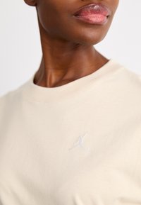 Jordan ESSEN TEE CORE - T-shirt basique - legend light brown/sail
