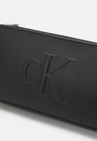 Calvin Klein Jeans SCULPTED SHOULDER POUCH - Borsa a mano - black
