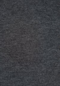 Tmavošedá pletená látka s hladkou textúrou. Materiál je elastický a má súvislý, jemný vzor po celej ploche.