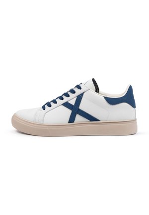 Trainers - white