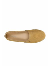 Chaussure slip-on en daim marron clair avec un bout arrondi, accents cousus le long de la semelle et une finition intérieure lisse. Nom de la marque visible à l'intérieur.
