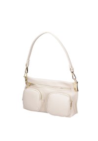 Sac à bandoulière en cuir blanc avec deux poches avant zippées et des ferrures dorées sur une bandoulière détachable.