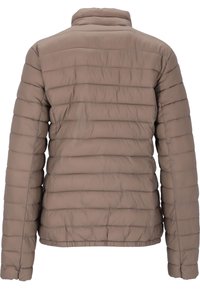 Bruine pufferjack met een gestikte ontwerp, hoge kraag, elastische zoom en lange mouwen, met horizontale stiksels en een zachte textuur.