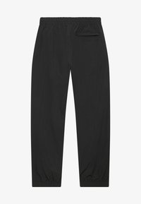 Pantaloni sport negri cu talie elastică, manșete înguste și un singur buzunar posterior. Construiți dintr-un material neted și ușor.