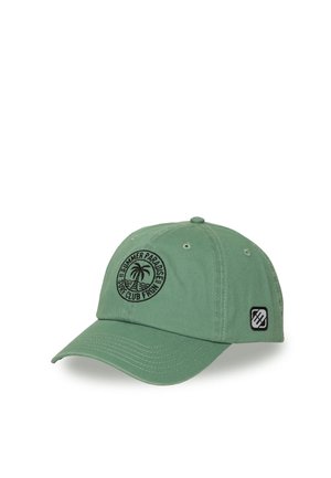 Casquette de baseball verte avec un palmier noir brodé et le texte « Summer Paradise Surf Club » sur le devant, ainsi qu’un petit écusson logo noir et blanc sur le côté.