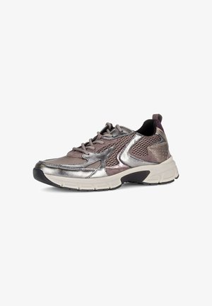 Chaussure de sport gris métallique avec panneaux en maille, col rembourré et accents texturés. Semelle en caoutchouc conçue pour l'adhérence et le soutien.