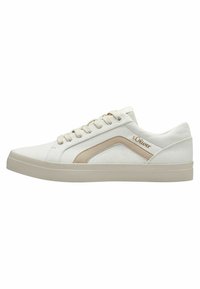 Baskets en toile blanche avec des accents beiges, bout arrondi, surface texturée et semelle en caoutchouc plate. Comprend des lacets et un logo sur le côté.