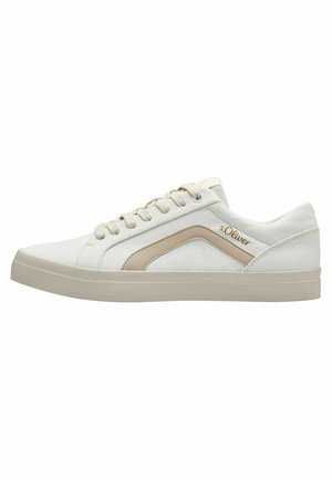 Baskets en toile blanche avec des accents beiges, bout arrondi, surface texturée et semelle en caoutchouc plate. Comprend des lacets et un logo sur le côté.