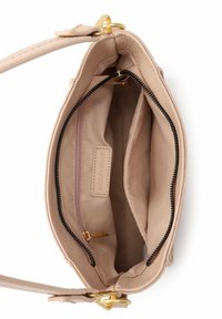 Heleroosa pehme tekstuuriga nahast käsikott kuldsete metalldetailidega. Sisemuses on lukuga tasku ja kaks avatud sektsiooni. Mustad lukudetailid.