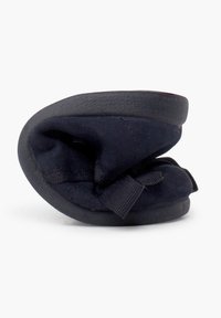 Scarpa blu scuro con una tomaia in tessuto morbido e suola in gomma testurizzata. Presenta un design pieghettato con un piccolo dettaglio in nastro.