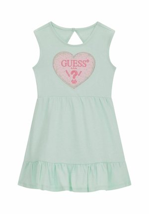 Robe sans manches vert clair avec col rond, taille froncée, ourlet à volants et logo cœur rose portant l'inscription "GUESS U.S.A." sur la poitrine.