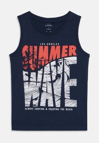 Canotta navy con testo audace bianco e rosso "SUMMER WAVE" e illustrazioni di onde e spiaggia; materiale in cotone, scollatura rotonda, design senza maniche.
