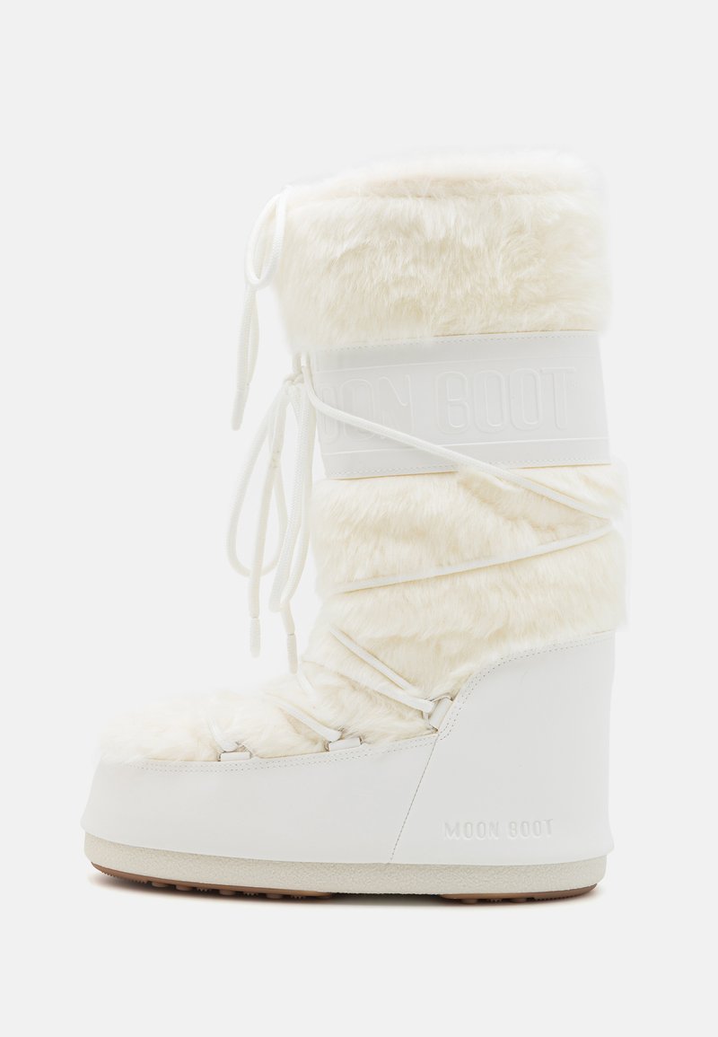 Cizme albe Moon Boot cu partea superioară din blană sintetică, șireturi în față și talpă din cauciuc. Finish texturat și logo embossed pe lateral. Design chunky, c�ăptușit.