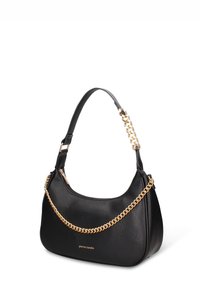 Borsa a spalla in pelle nera con texture, con catenella dorata e tracolla regolabile. Presenta una chiusura superiore con zip e dettaglio con logo stampato.