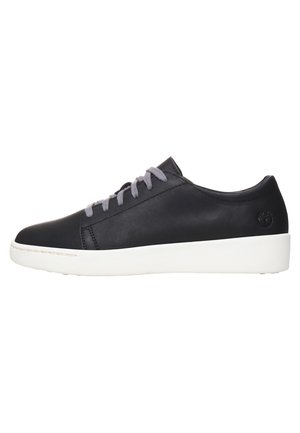 Sort læder lavt sneakers med grå snørebånd og tykk hvid sål, vist i sideprofil på hvid baggrund.