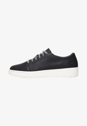 Czarny niskoprofilowy sneaker ze skóry z szarymi sznurowadłami i grubą białą podeszwą, pokazany z boku na białym tle.