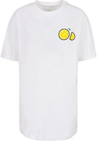 Hvid bomulds T-shirt med rund hals, med et grafisk motiv af to gule citronskiver på venstre brystområde. Korte ærmer; afslappet pasform.