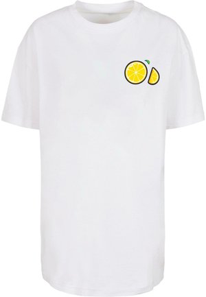 T-shirt blanc en coton avec un col rond, ornée d'un motif de deux rondelles de citron jaunes sur le côté gauche de la poitrine. Manches courtes; coupe décontractée.