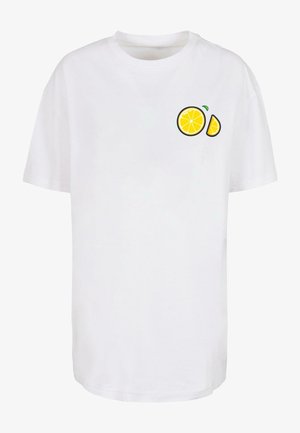 Balta kokvilnas T-kreklu ar apaļu kaklu, ar grafiku, kurā attēloti divi dzelteni citronu šķēlītes kreisajā krūšu daļā. Īsas piedurknes; brīva griezuma.