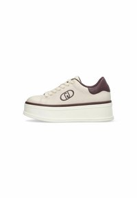 Sneaker in pelle color crema con punta e dettaglio del logo color bordeaux. Presenta una suola spessa bianca con una finitura testurizzata. Design a punta arrotondata.