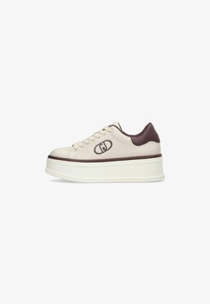 Sneaker in pelle color crema con punta e dettaglio del logo color bordeaux. Presenta una suola spessa bianca con una finitura testurizzata. Design a punta arrotondata.