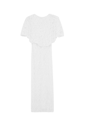 Vestido midi de encaje blanco con mangas cortas y una parte superior suelta y en capas sobre una falda ajustada.