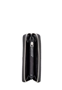 Črna usnjena denarnica z dvojnim zadrgo, ki ima več predalov in mehak, teksturiran notranji del. Srebrni dodatki.