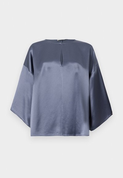 Top in satin grigio con una vestibilità morbida, caratterizzato da un collo rotondo e una leggera fessura frontale, con maniche lunghe fino al gomito.