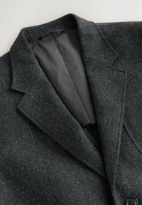 Dunkelgrauer strukturierter Blazer mit Reverskragen, schwarzer Satin-Ausstattung und zwei Knöpfen auf der Vorderseite. Verfügt über eine einzelne Brusttasche.