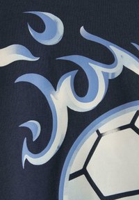 Marineblåt stof med et fodboldmotiv, der har hexagonale mønstre, suppleret med blå og hvide svævende designs. Tekstureret udseende.