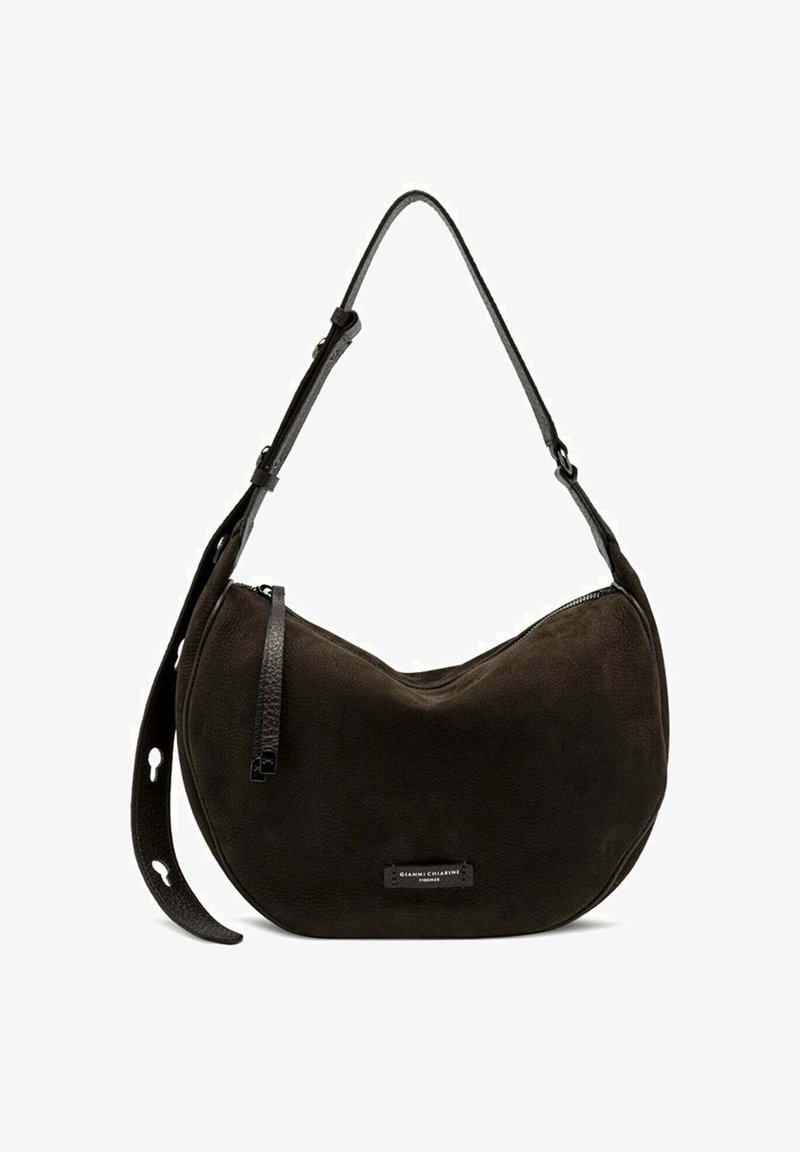 Sac à bandoulière en daim marron foncé en forme de croissant avec une bandoulière ajustable et une petite étiquette de marque au centre à l'avant.