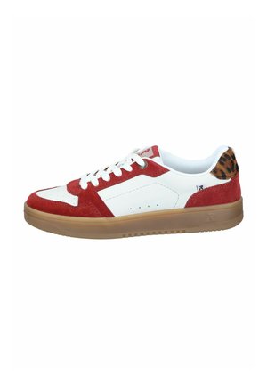 Rote und weiße Sneaker aus Wildleder und Leder, mit einem Leopardenmusterakzent an der Ferse und einer Gummisohle.